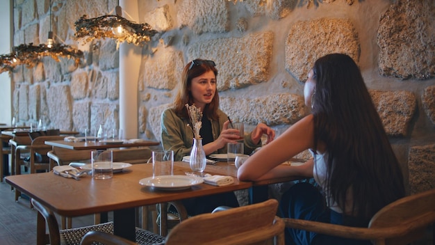 Jovens amantes a falar café interior moderno mulher atraente a contar a história da vida