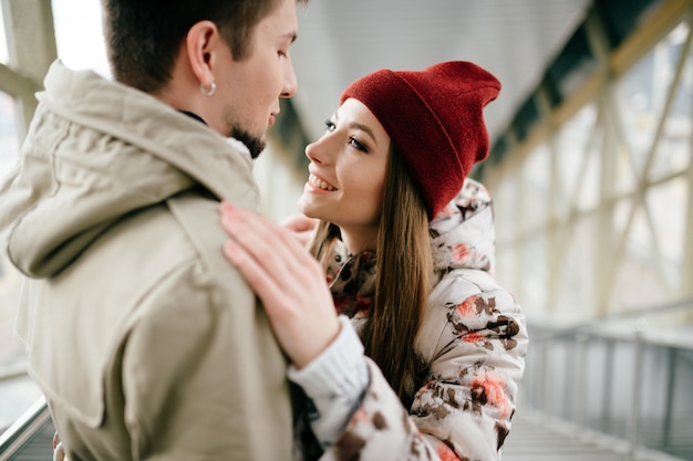 Jovens amantes felizes abraçando na reunião