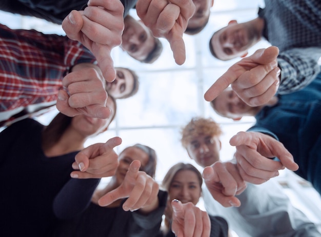 Jovens ambiciosos em círculo e apontando para você