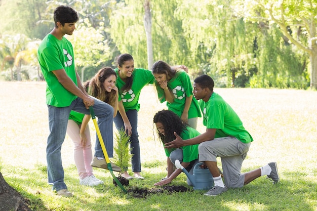 Jovens ambientalistas no parque