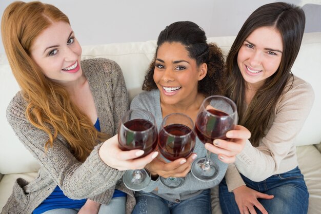 Foto jovens amigas alegres brindando copos de vinho