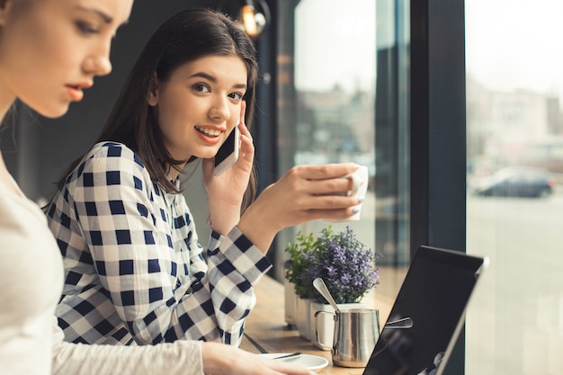 Jovens amigas em um café - tempo livre