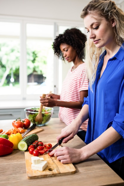 Jovens amigas preparando comida