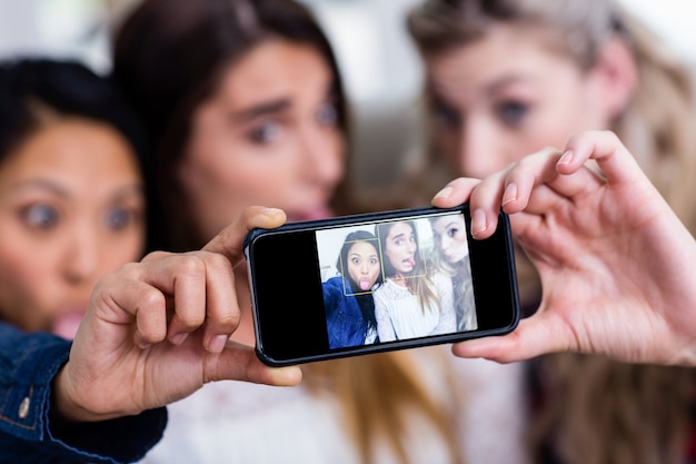 Foto jovens amigas tomando selfie