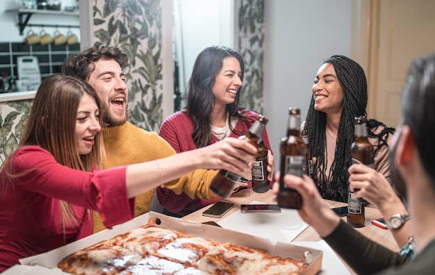 Jovens amigos a brindar na mesa.