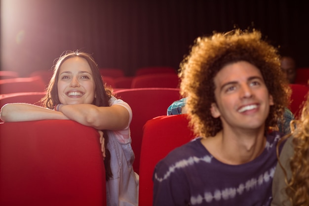 Jovens amigos assistindo a um filme