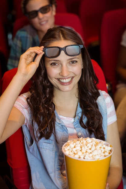 Jovens amigos assistindo um filme 3d