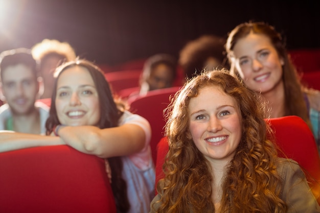 Jovens amigos assistindo um filme