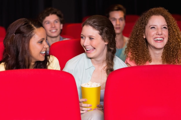 Jovens amigos assistindo um filme