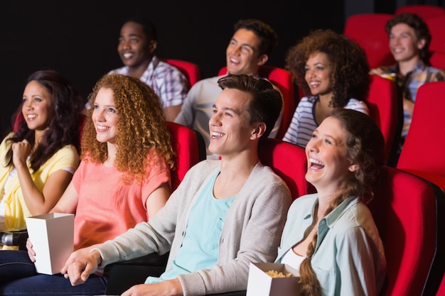 Jovens amigos assistindo um filme