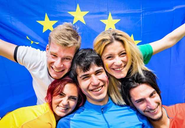 Jovens amigos com bandeira europeia