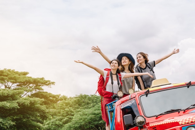 Jovens amigos com mochilas em um vermelho off-road