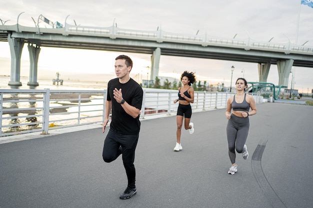 Jovens amigos de esportes estão fazendo exercícios físicos na cidade Um estilo de vida saudável é usado