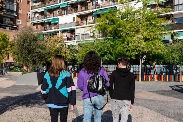 Foto jovens amigos diversos caminhando ao ar livre na rua