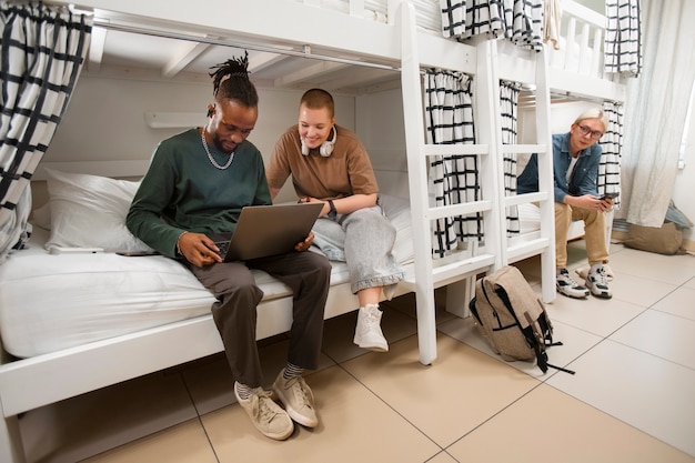 Jovens amigos em um albergue