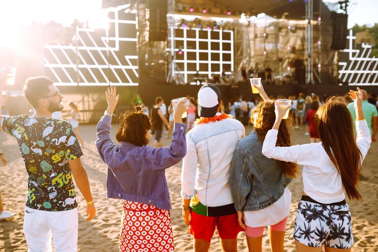 Foto jovens amigos felizes a beber cerveja e a divertir-se no festival de música juntos amizade