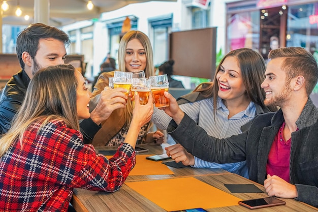 Jovens amigos felizes bebendo cerveja