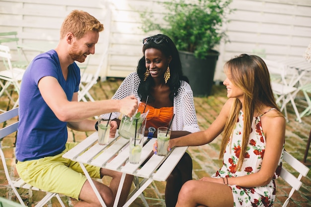 Jovens amigos multirraciais em um café