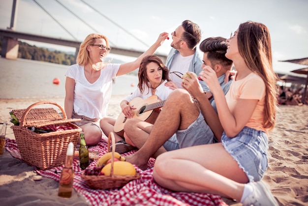 Jovens amigos na praia