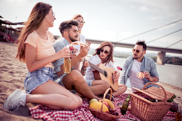 Jovens amigos na praia