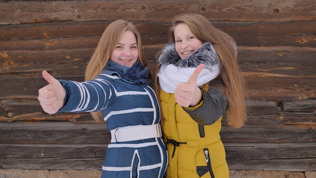 Foto jovens amigos posando na aldeia no inverno