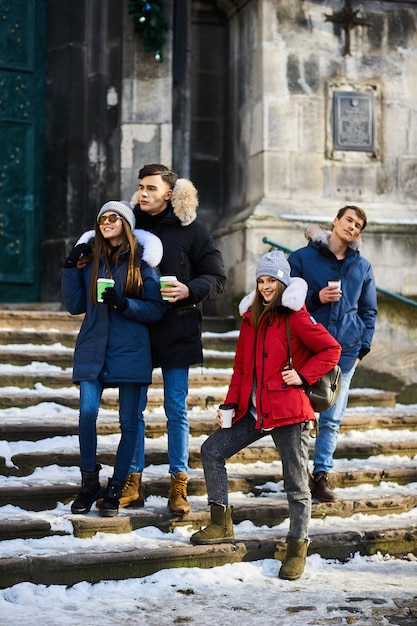 Jovens amigos se divertindo ao ar livre no inverno