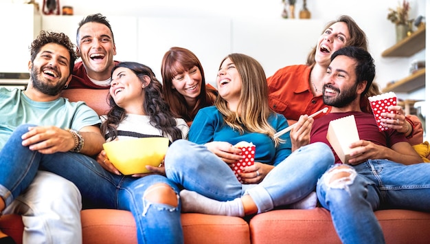 Foto jovens amigos se divertindo genuinamente juntos em casa assistindo filme na smart tv