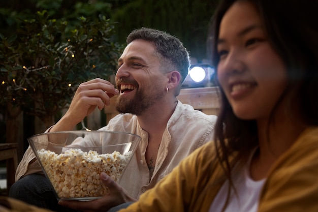 Jovens amigos se divertindo no cinema ao ar livre