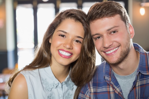 Jovens amigos sorridentes em restaurante