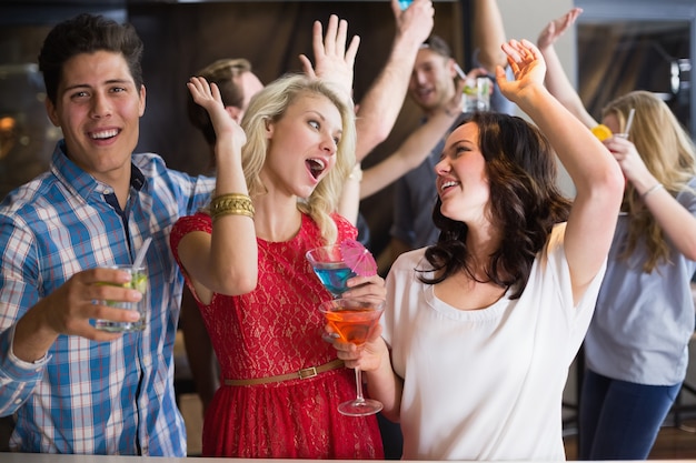 Jovens amigos tomando uma bebida juntos