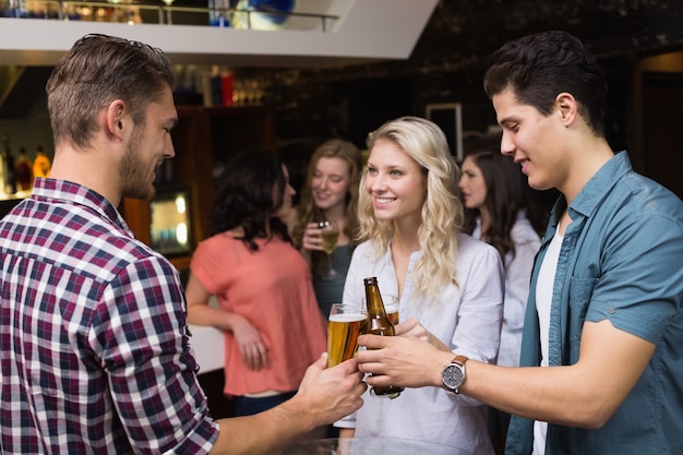 Jovens amigos tomando uma bebida juntos