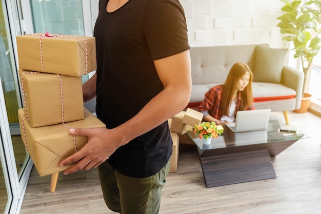 Jovens amigos trabalhando juntos em casa