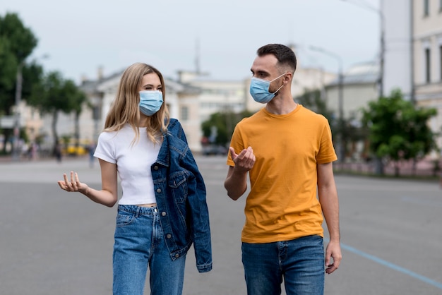 Foto jovens amigos usando máscaras médicas