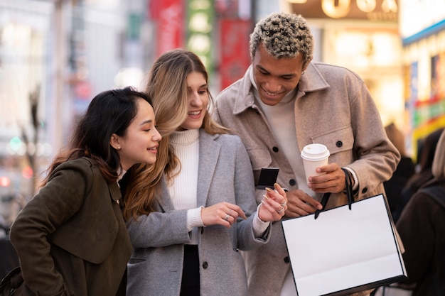 Foto jovens amigos viajando pelo japão