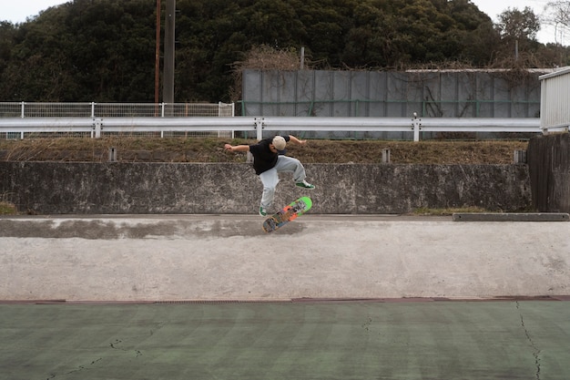 Foto jovens andando de skate no japão