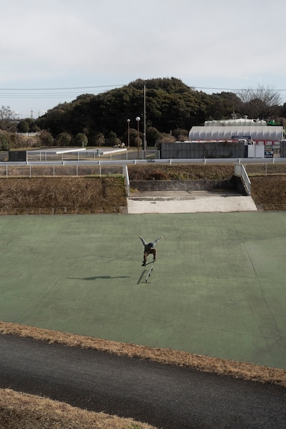 Foto jovens andando de skate no japão