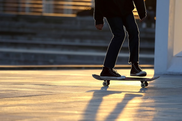 Jovens andando de skate