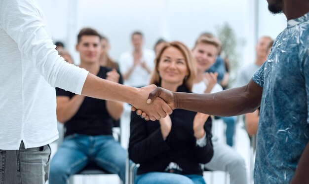 Jovens apertam as mãos antes do início do briefing