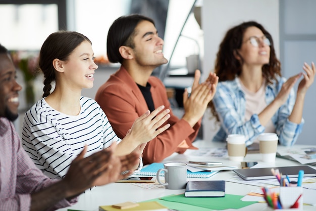 Jovens aplaudindo para apresentação