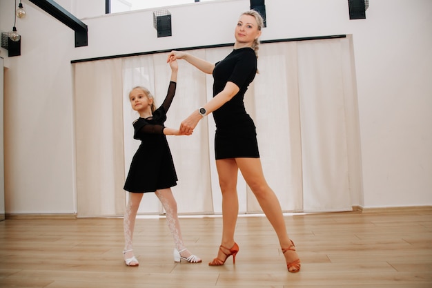 Jovens aprendizes dançando com seu treinador de coreografia no estúdio. Conceito de atividade