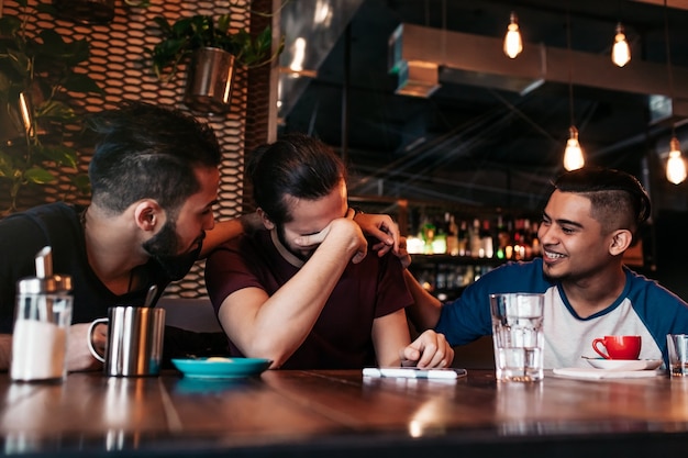 Jovens árabes felizes em um café loft