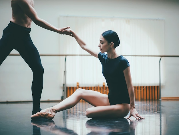 Jovens artistas a praticar em estúdio