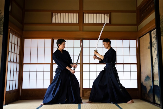 Foto jovens asiáticos lutando com espada samurai