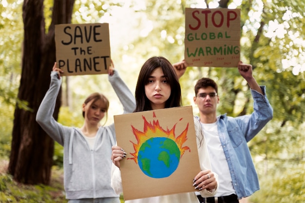 Foto jovens ativistas em ação