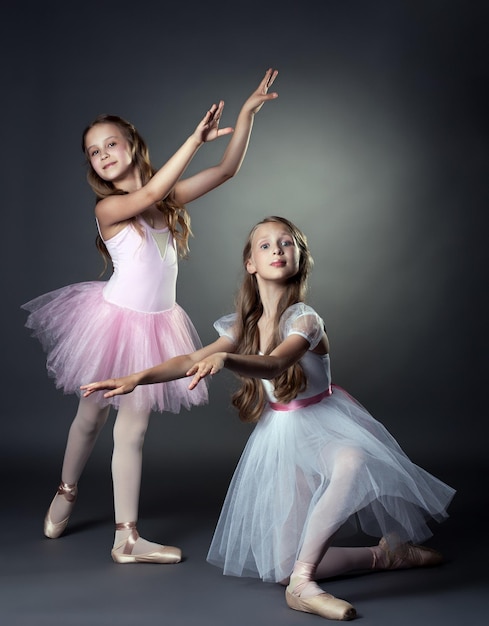 Foto jovens bailarinas emocionais posando no estúdio