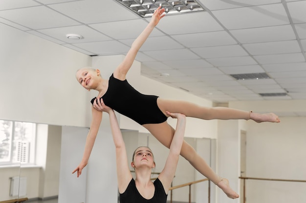 Jovens bailarinas ensaiam um exercício coreográfico em uma escola de balé