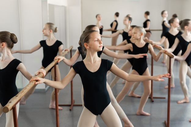 Jovens bailarinas ensaiando na aula de balé