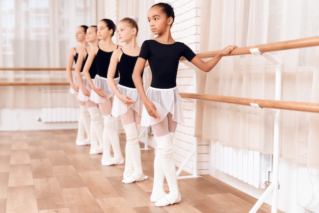 Jovens bailarinas ensaiando na aula de balé.