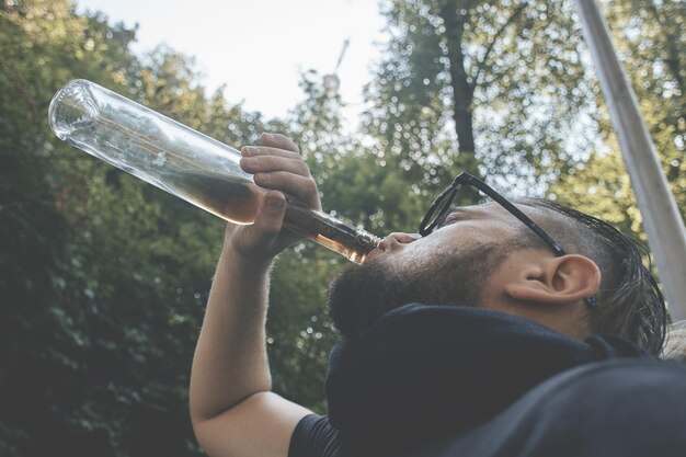 Jovens bêbados. (alcoolismo, dor, pena, desesperança, problema social do conceito de dependência)