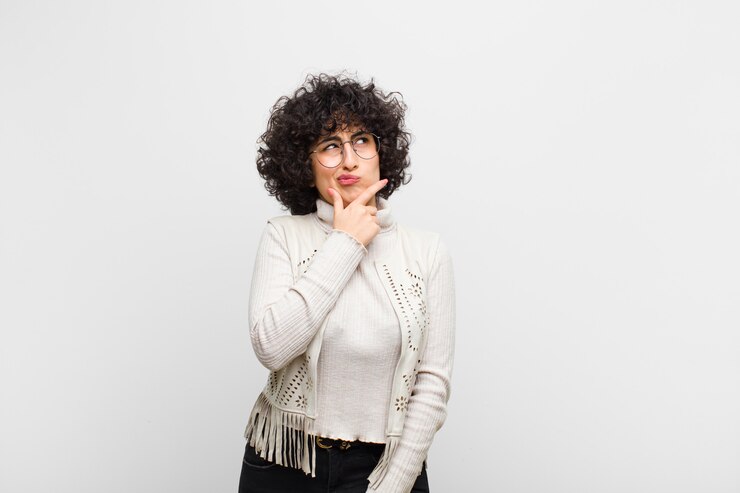 Foto jovens bonitas mulher afro pensando, se sentindo duvidoso e confuso, com opções diferentes, imaginando qual decisão tomar
